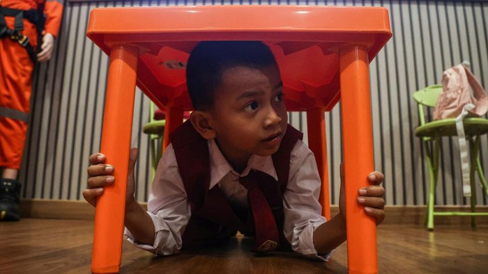 Petugas Badan Penanggulangan Bencana Daerah (BPBD) Kota Bekasi memberikan edukasi mitigasi bencana kepada siswa SDN IV Bantargebang di Kantor BPBD Kota Bekasi, Jawa Barat, Rabu (29/7/2026). BPBD Kota Bekasi menggelar kegiatan yang diikuti 210 siswa sekolah dasar tersebut untuk melatih kemampuan mitigasi serta memperkuat kesiapsiagaan sejak dini dalam menghadapi potensi bencana di wilayah Kota Bekasi. ANTARA FOTO/Darryl Ramadhan/hma