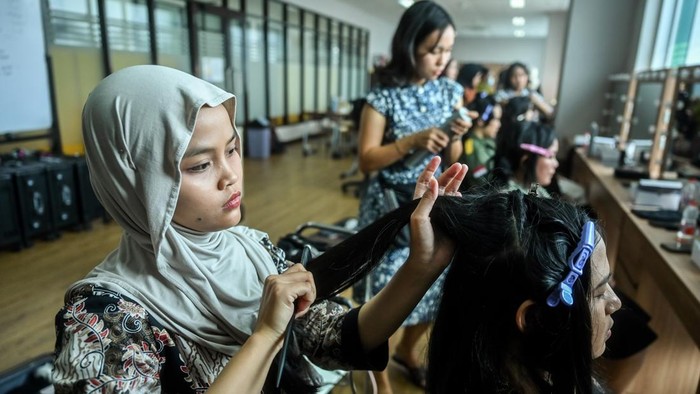 Peserta mengikuti pelatihan tata rias di Pusat Pelatihan Kerja Daerah (PPKD) Jakarta Pusat, Rabu (29/7/2026). Sebanyak 20 peserta mengikuti pelatihan di PPKD Jakarta Pusat sebagai upaya meningkatkan kompetensi di bidang kecantikan guna mendukung kesiapan memasuki dunia kerja maupun mengembangkan usaha secara mandiri termasuk sebagai penata rias profesional. ANTARA FOTO/Rivan Awal Lingga/hma