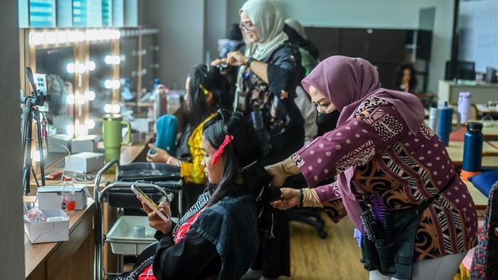 Peserta mengikuti pelatihan tata rias di Pusat Pelatihan Kerja Daerah (PPKD) Jakarta Pusat, Rabu (29/7/2026). Sebanyak 20 peserta mengikuti pelatihan di PPKD Jakarta Pusat sebagai upaya meningkatkan kompetensi di bidang kecantikan guna mendukung kesiapan memasuki dunia kerja maupun mengembangkan usaha secara mandiri termasuk sebagai penata rias profesional. ANTARA FOTO/Rivan Awal Lingga/hma