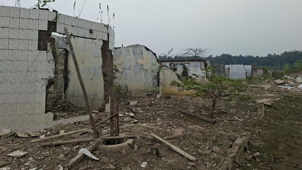 Penampakan rumah tanpa atap dan tembok hampir roboh di Kampung Somang yang sempat tenggelam kini muncul lagi saat kemarau (Arief/detik)