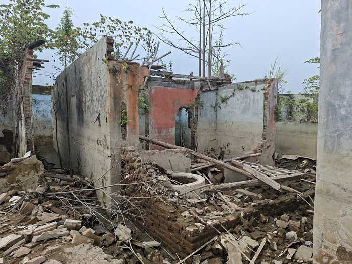 Penampakan rumah tanpa atap dan tembok hampir roboh di Kampung Somang yang sempat tenggelam kini muncul lagi saat kemarau (Arief/detik)