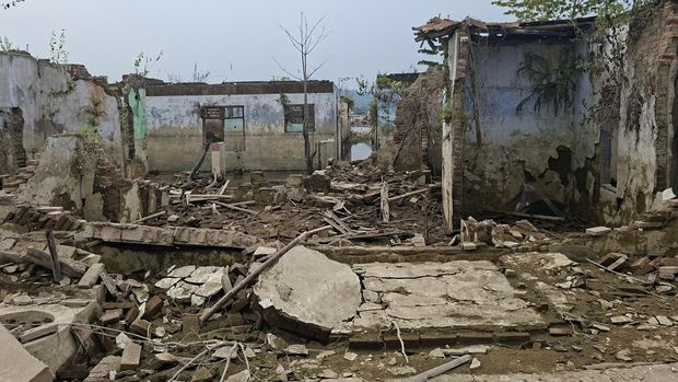 Penampakan rumah tanpa atap dan tembok hampir roboh di Kampung Somang yang sempat tenggelam kini muncul lagi saat kemarau (Arief/detik)