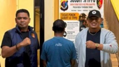 Pendeta berinisial TN (tengah) saat diamankan di Mapolda NTT, Selasa (28/7/2026) setelah mencabuli seorang anak di Kabupaten Kupang, NTT. (Dok. Polda NTT).