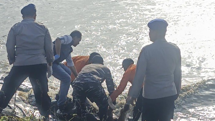 Penemuan mayat laki-laki di dermaga Desa Tasikagung, Rembang, Rabu (29/7/2026) pagi.