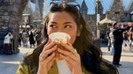 Pesona Agnes Rahajeng saat Makan Hot Pot hingga Jajan Takoyaki di Jepang