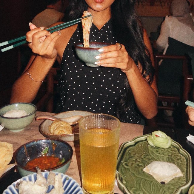Pesona Agnes Rahajeng saat Makan Hot Pot hingga Jajan Takoyaki di Jepang