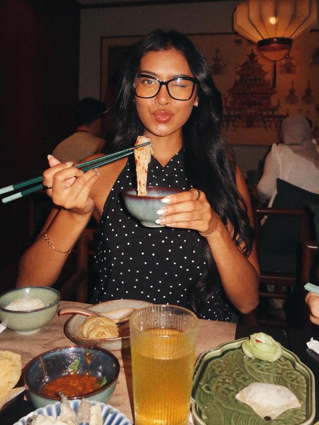 Pesona Agnes Rahajeng saat Makan Hot Pot hingga Jajan Takoyaki di Jepang