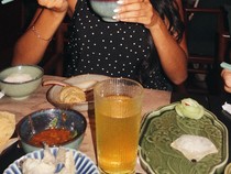 Pesona Agnes Rahajeng saat Makan Hot Pot hingga Jajan Takoyaki di Jepang
