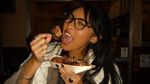 Pesona Agnes Rahajeng saat Makan Hot Pot hingga Jajan Takoyaki di Jepang