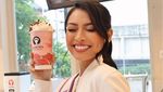 Pesona Agnes Rahajeng saat Makan Hot Pot hingga Jajan Takoyaki di Jepang