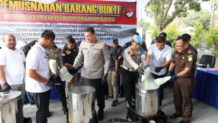 Polda Riau memusnahkan narkoba Rp 9,7 miliar dan menyelamatkan 196 ribu jiwa.