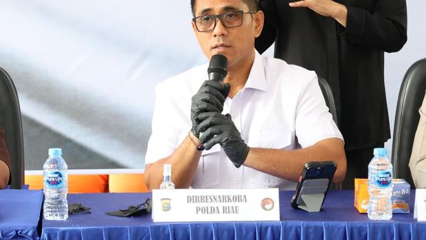 Polda Riau memusnahkan narkoba Rp 9,7 miliar dan menyelamatkan 196 ribu jiwa.