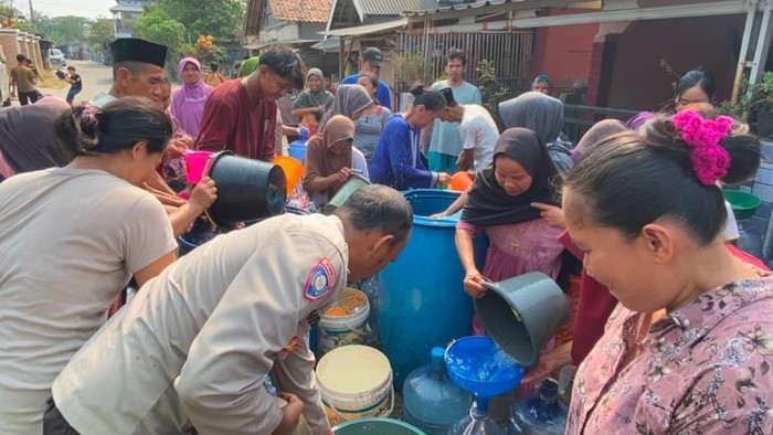 Warga di Kampung Sambiayunan Kekeringan, Polres Serang Beri Air Bersih
