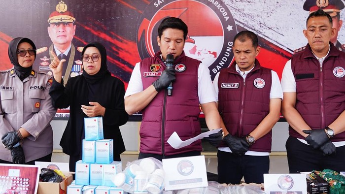 Polisi mengungkap kasus peredaran narkoba di Bandung