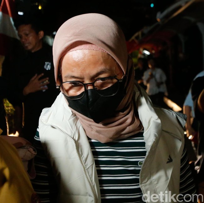 Potret Istri Bupati Pemalang Tiba di KPK Usai Terjaring OTT