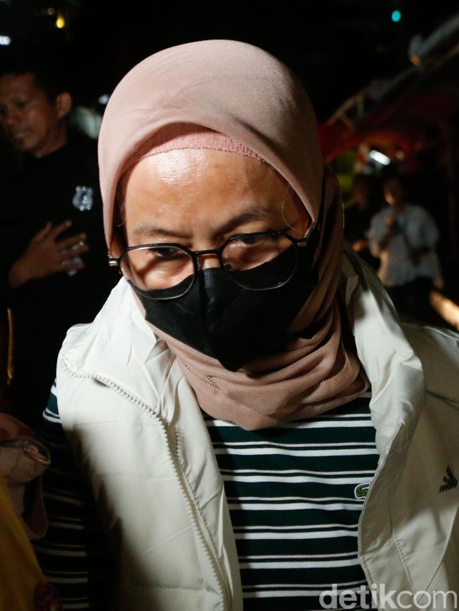 Potret Istri Bupati Pemalang Tiba di KPK Usai Terjaring OTT