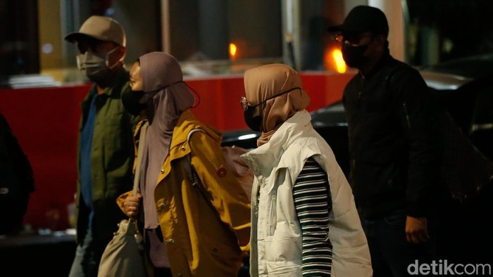Istri Bupati Pemalang Anom Widiyantoro, Noor Faizah Maenofie (NFM), tiba di Gedung KPK, Jakarta, Rabu (29/7/2026).