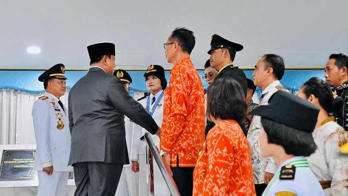 Presiden Prabowo Subianto foto bersama dengan praja muda IPDN dan orang tua usai pelantikan di Jatinangor, Sumedang, Rabu (29/7/2026).