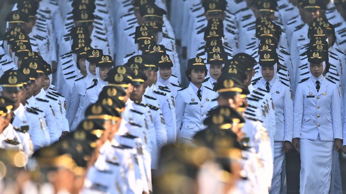 Presiden Prabowo Subianto melantik perwakilan Pamong Praja Institut Pemerintahan Dalam Negeri (IPDN) Angkatan XXXIII di Kampus IPDN, Jatinangor, Kabupaten Sumedang, Jawa Barat, Rabu (29/7/2026). Pelantikan tersebut merupakan bagian dari rangkaian kelulusan 1.404 mahasiswa IPDN yang terdiri dari 1.204 lulusan program sarjana terapan ilmu pemerintahan, 73 lulusan program magister terapan ilmu pemerintahan, 45 lulusan program doktor ilmu pemerintahan dan 82 lulusan program pendidikan profesi kepamongprajaan. ANTARA FOTO/Bayu Pratama S/app/hma
