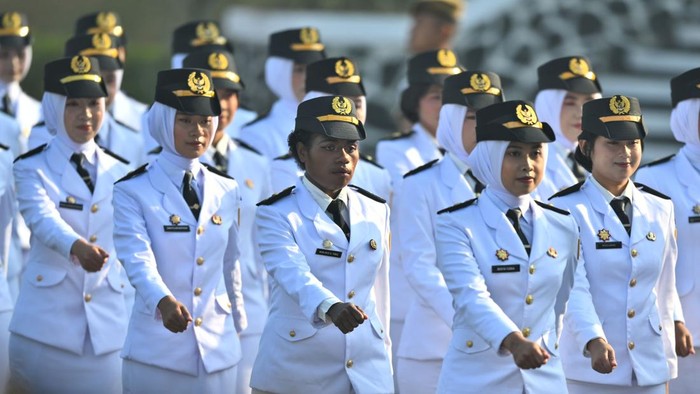 Presiden Prabowo Subianto melantik perwakilan Pamong Praja Institut Pemerintahan Dalam Negeri (IPDN) Angkatan XXXIII di Kampus IPDN, Jatinangor, Kabupaten Sumedang, Jawa Barat, Rabu (29/7/2026). Pelantikan tersebut merupakan bagian dari rangkaian kelulusan 1.404 mahasiswa IPDN yang terdiri dari 1.204 lulusan program sarjana terapan ilmu pemerintahan, 73 lulusan program magister terapan ilmu pemerintahan, 45 lulusan program doktor ilmu pemerintahan dan 82 lulusan program pendidikan profesi kepamongprajaan. ANTARA FOTO/Bayu Pratama S/app/hma