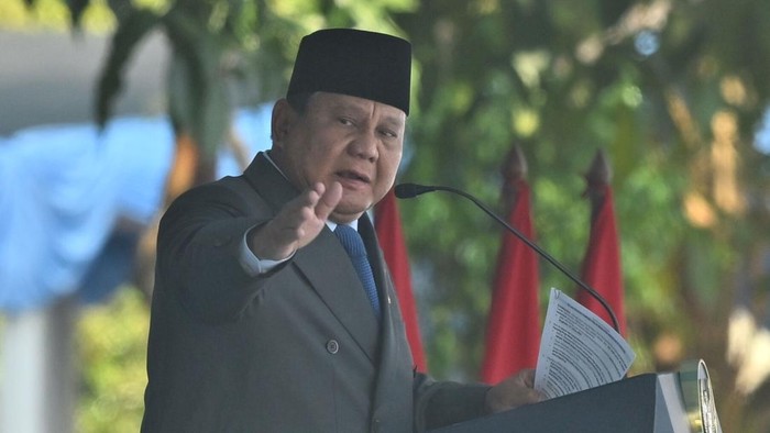 Presiden Prabowo Subianto melantik perwakilan Pamong Praja Institut Pemerintahan Dalam Negeri (IPDN) Angkatan XXXIII di Kampus IPDN, Jatinangor, Kabupaten Sumedang, Jawa Barat, Rabu (29/7/2026). Pelantikan tersebut merupakan bagian dari rangkaian kelulusan 1.404 mahasiswa IPDN yang terdiri dari 1.204 lulusan program sarjana terapan ilmu pemerintahan, 73 lulusan program magister terapan ilmu pemerintahan, 45 lulusan program doktor ilmu pemerintahan dan 82 lulusan program pendidikan profesi kepamongprajaan. ANTARA FOTO/Bayu Pratama S/app/hma