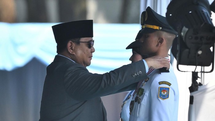 Presiden Prabowo Subianto melantik perwakilan Pamong Praja Institut Pemerintahan Dalam Negeri (IPDN) Angkatan XXXIII di Kampus IPDN, Jatinangor, Kabupaten Sumedang, Jawa Barat, Rabu (29/7/2026). Pelantikan tersebut merupakan bagian dari rangkaian kelulusan 1.404 mahasiswa IPDN yang terdiri dari 1.204 lulusan program sarjana terapan ilmu pemerintahan, 73 lulusan program magister terapan ilmu pemerintahan, 45 lulusan program doktor ilmu pemerintahan dan 82 lulusan program pendidikan profesi kepamongprajaan. ANTARA FOTO/Bayu Pratama S/app/hma