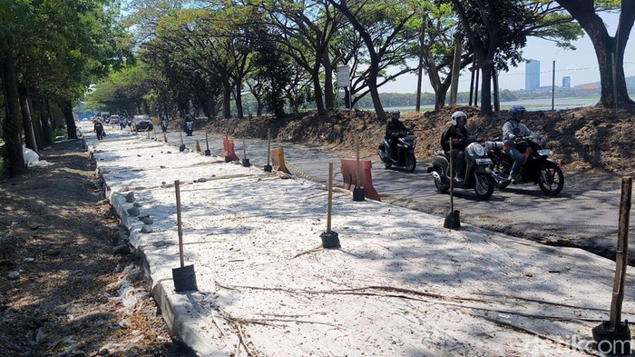 Proyek perbaikan jalan di Bunder Gresik
