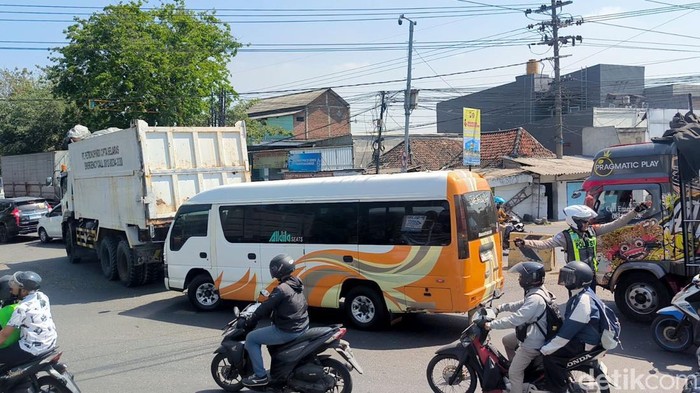 Proyek perbaikan jalan di Bunder Gresik