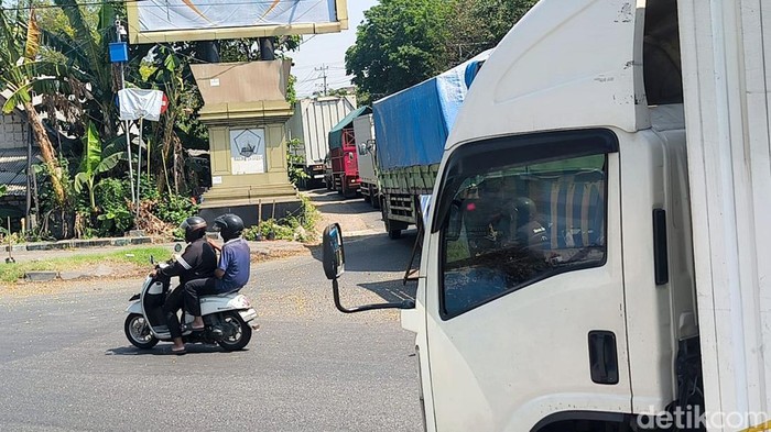 Proyek perbaikan jalan di Bunder Gresik