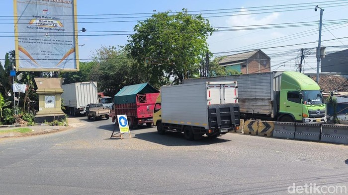 Proyek perbaikan jalan di Bunder Gresik