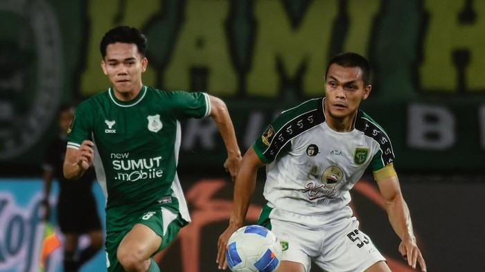 Keterangan foto: Pemain PSMS Medan dan Persebaya Surabaya mengejar bola di turnamen pramusim Piala Presiden 2026.