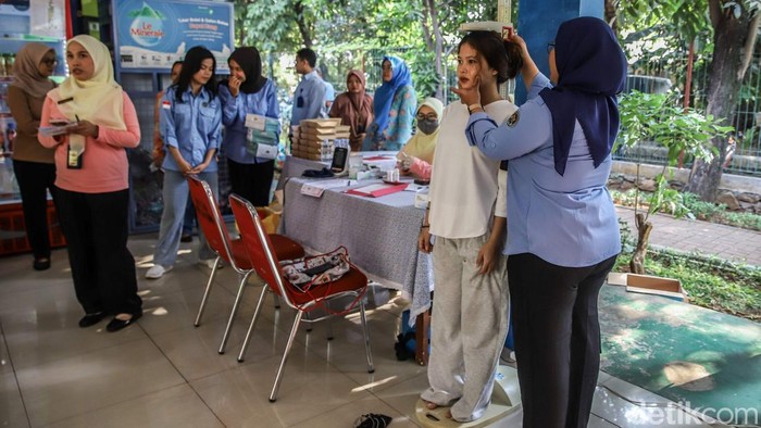 Tenaga kesehatan Puskesmas Kecamatan Cilincing melakukan pemeriksaan kandungan bagi ibu hamil remaja di RPTRA Satria Biru, Semper Barat, Cilincing, Jakarta Utara, Rabu (29/7/2026). Kegiatan ini menjadi bagian dari upaya meningkatkan pelayanan kesehatan sekaligus memberikan pendampingan kepada remaja yang tengah menjalani masa kehamilan.