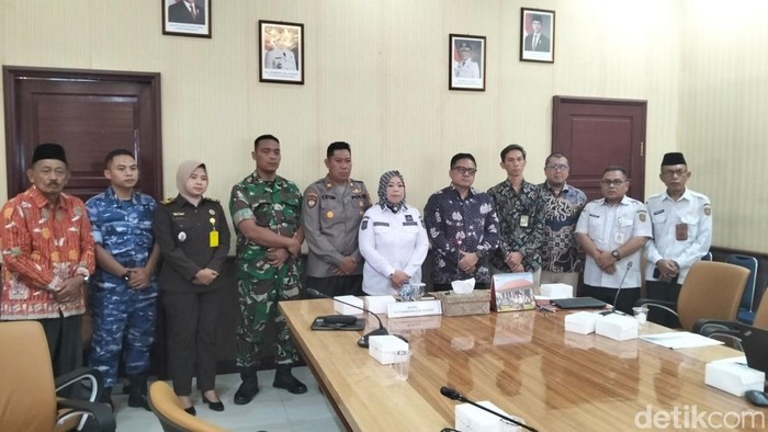 Rapat pembahasan dugaan pelangsir BBM pakai mobil mewah di Kobar. (Sigit Pamungkas)