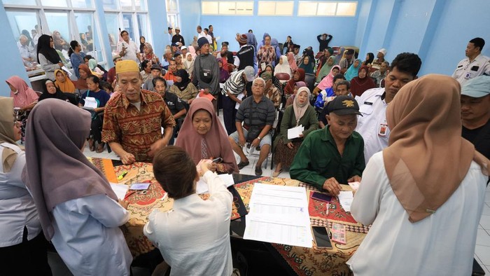 Sejumlah lansia mununggu giliran saat pencairan Bantuan Langsung Tunai (BLT) Lansia di Kota Kediri, Jawa Timur, Rabu (29/7/2026). Pemerintah Kota Kediri menyalurkan BLT Lansia yang bersumber dari Dana Bagi Hasil Cukai Hasil Tembakau (DBHCHT) 2026 kepada 533 lansia masing-masing sebesar Rp1 juta guna meringankan beban ekonomi warga. ANTARA FOTO/Prasetia Fauzani/hma