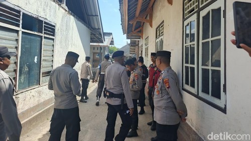 Penjagaan ketat di lokasi rekonstruksi kasus dugaan pembakaran tiga santri di Rosudatussaulatiyah Al Ibrahimy, Desa Aik Darek, Lombok Tengah, Rabu (29/7/2026).