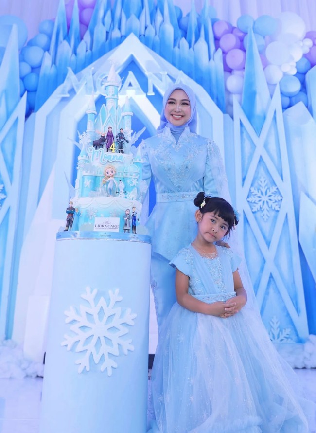 Putri semata wayang Ria Ricis, Aramoana atau yang biasa dipanggil Moana, baru saja berulang tahun yang ke-4 pada 26 Juli. Merayakan hari lahir sang anak, Ricis menggelar pesta mewah bertema Frozen. Foto: Instagram/@riaricis1795