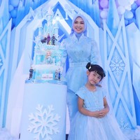 8 Potret Mewah Ultah ke-4 Moana Anak Ria Ricis, Serba Biru Dengan Tema Frozen