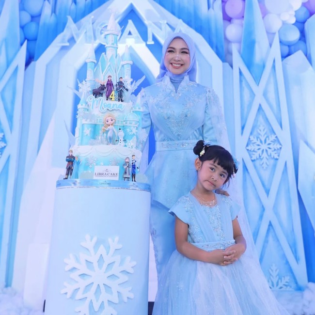 8 Potret Mewah Ultah ke-4 Moana Anak Ria Ricis, Serba Biru Dengan Tema Frozen