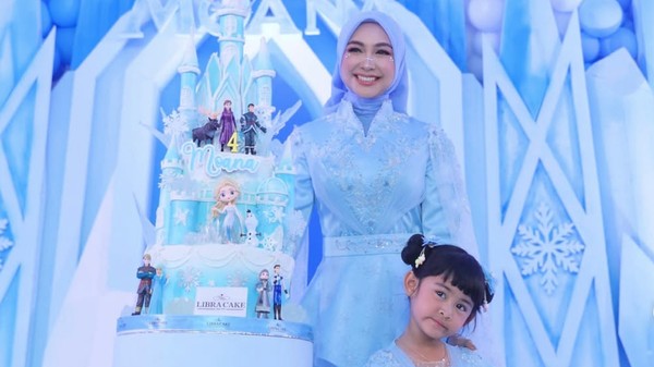 8 Potret Mewah Ultah ke-4 Moana Anak Ria Ricis, Serba Biru Dengan Tema Frozen