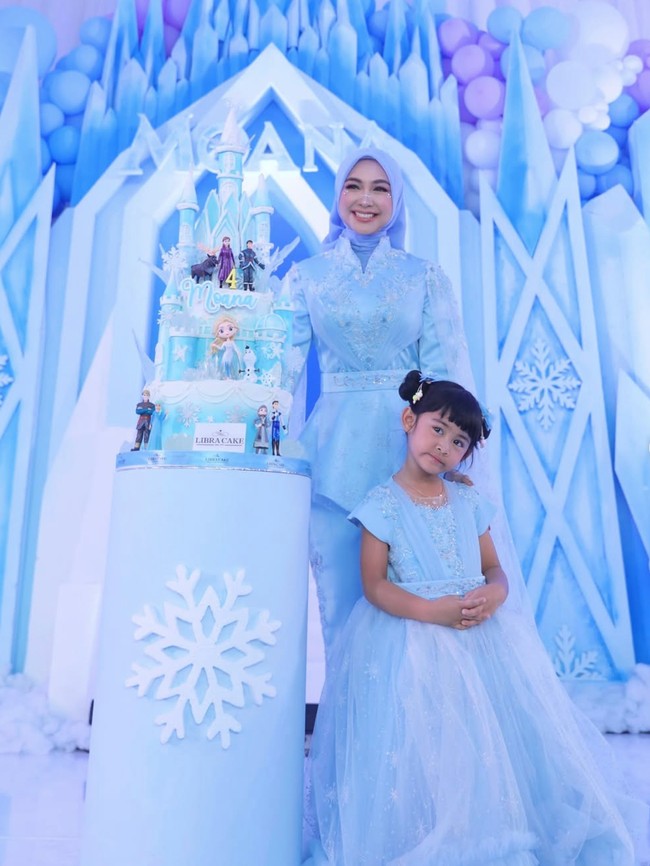 8 Potret Mewah Ultah ke-4 Moana Anak Ria Ricis, Serba Biru Dengan Tema Frozen
