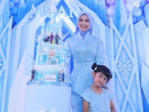 8 Potret Mewah Ultah ke-4 Moana Anak Ria Ricis, Serba Biru Dengan Tema Frozen