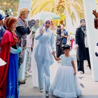 Sesuai dengan tema yang dipilih, Ricis dan putrinya kompak kenakan busana berwarna biru. Ricis tampil dengan atasan lengan panjang peplum dipadukan celana panjang senada. Ia juga melengkapi penampilannya dengan hijab polos berwarna biru muda. Foto: Instagram/@riaricis1795