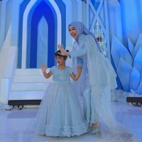 Busana yang dikenakan Ricis tampak elegan dengan bagian dada dan bahu dihiasi bordir atau payet berwarna senada. Busana tersebut juga dilengkapi dengan cape atau selendang panjang berbahan lace/tulle putih yang menjuntai hingga ke bawah. Foto: Instagram/@riaricis1795