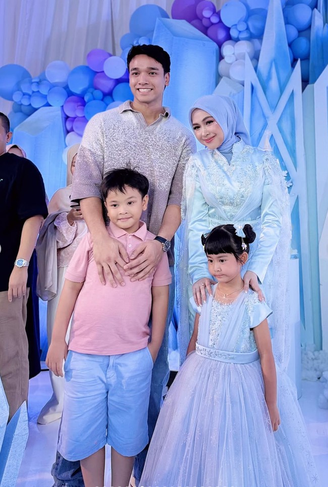 Dalam salah satu foto yang dibagikan terlihat Ricis dan Moana berpose bersama Gala Sky dan Fadly Faisal yang turut hadir. Foto: Instagram/@riaricis1795