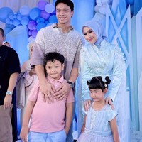Dalam salah satu foto yang dibagikan terlihat Ricis dan Moana berpose bersama Gala Sky dan Fadly Faisal yang turut hadir. Foto: Instagram/@riaricis1795