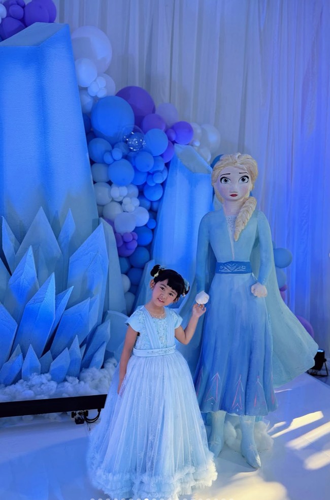 Moana tampil cantik kenakan gaun biru muda bak princess. Gaun lengan pendek itu dibuat mengembang (ball gown) menggunakan beberapa lapisan kain tulle atau organza sehingga terlihat bervolume. Foto: Instagram/@riaricis1795
