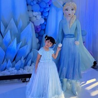 Moana tampil cantik kenakan gaun biru muda bak princess. Gaun lengan pendek itu dibuat mengembang (ball gown) menggunakan beberapa lapisan kain tulle atau organza sehingga terlihat bervolume. Foto: Instagram/@riaricis1795