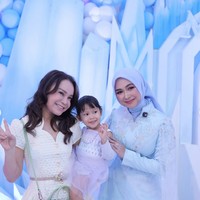 Rossa bersama putri angkatnya, Raina, juga terlihat hadir. Rossa tampil cantik kenakan dress kuning pastel. Foto: Instagram/@riaricis1795