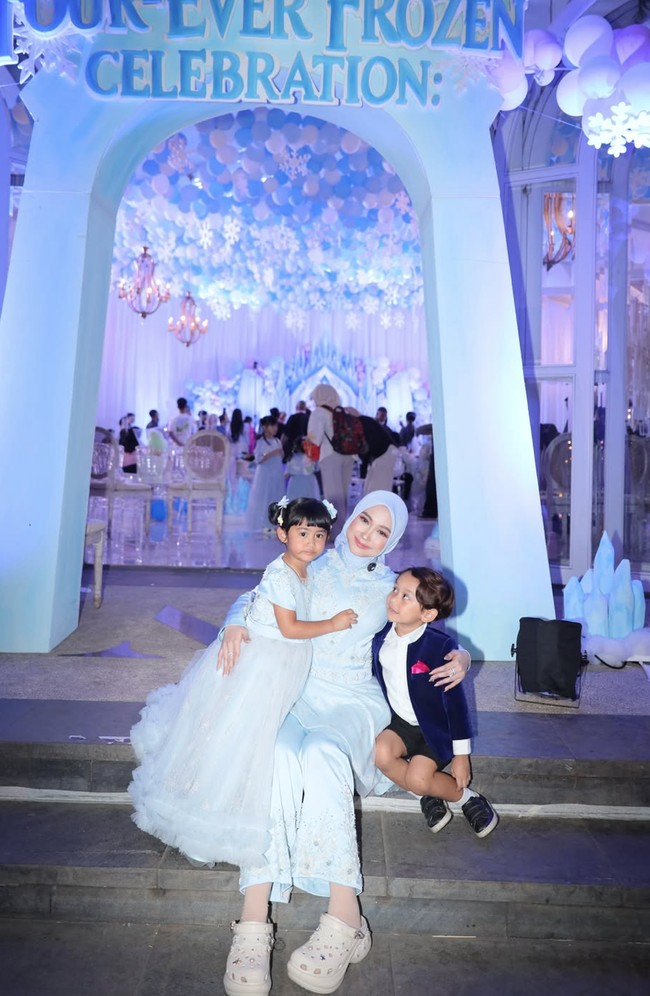 Mantan suami Ricis sekaligus ayah Moana, Teuku Ryan, tak terlihat hadir. Meski demikian acara tetap berlangsung meriah dengan kehadiran dari para tamu undangan dan teman-teman Moana. Foto: Instagram/@riaricis1795