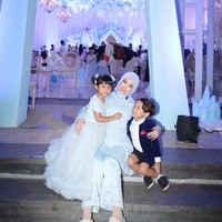 Mantan suami Ricis sekaligus ayah Moana, Teuku Ryan, tak terlihat hadir. Meski demikian acara tetap berlangsung meriah dengan kehadiran dari para tamu undangan dan teman-teman Moana. Foto: Instagram/@riaricis1795